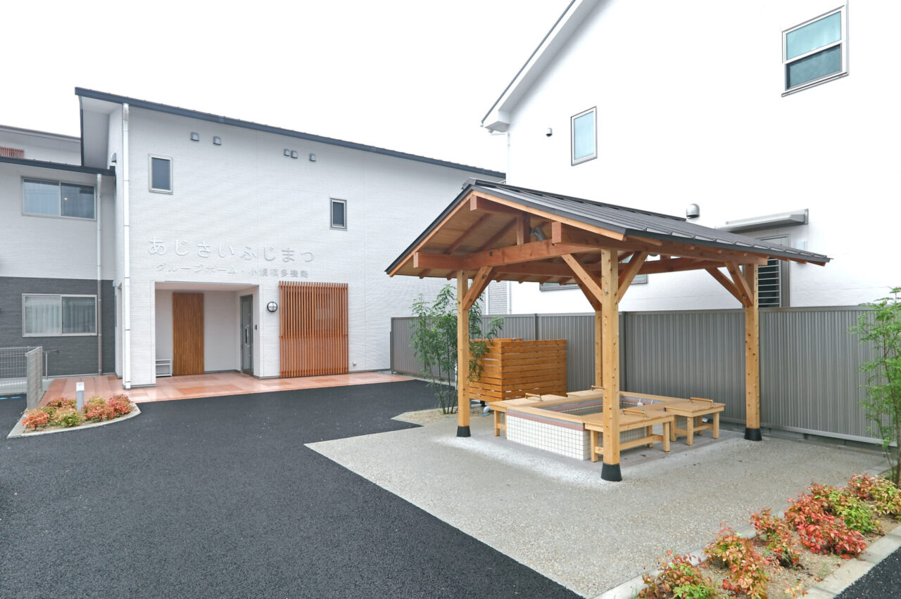 005　外観　エントランス～足湯